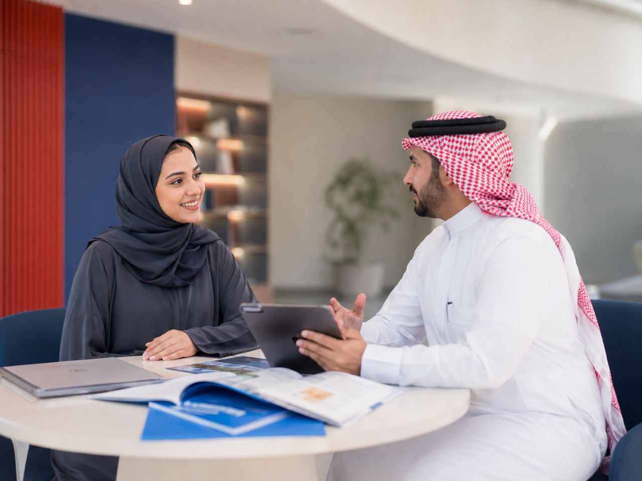 طالب في كليات البترجي الطبية يتحدث مع طالب مهتم بالانضمام